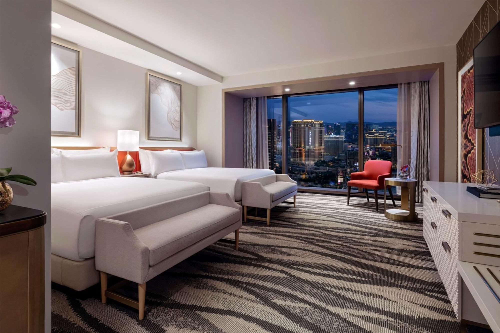 Premium Zimmer mit 2 Queensize-Betten und Blick auf den Strip – keine Resortgebühr